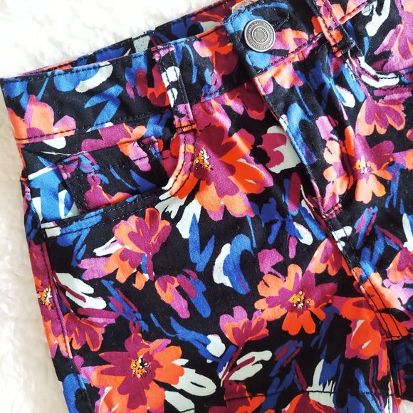 SO High Waisted Floral Shorts - Picture 2 of 5